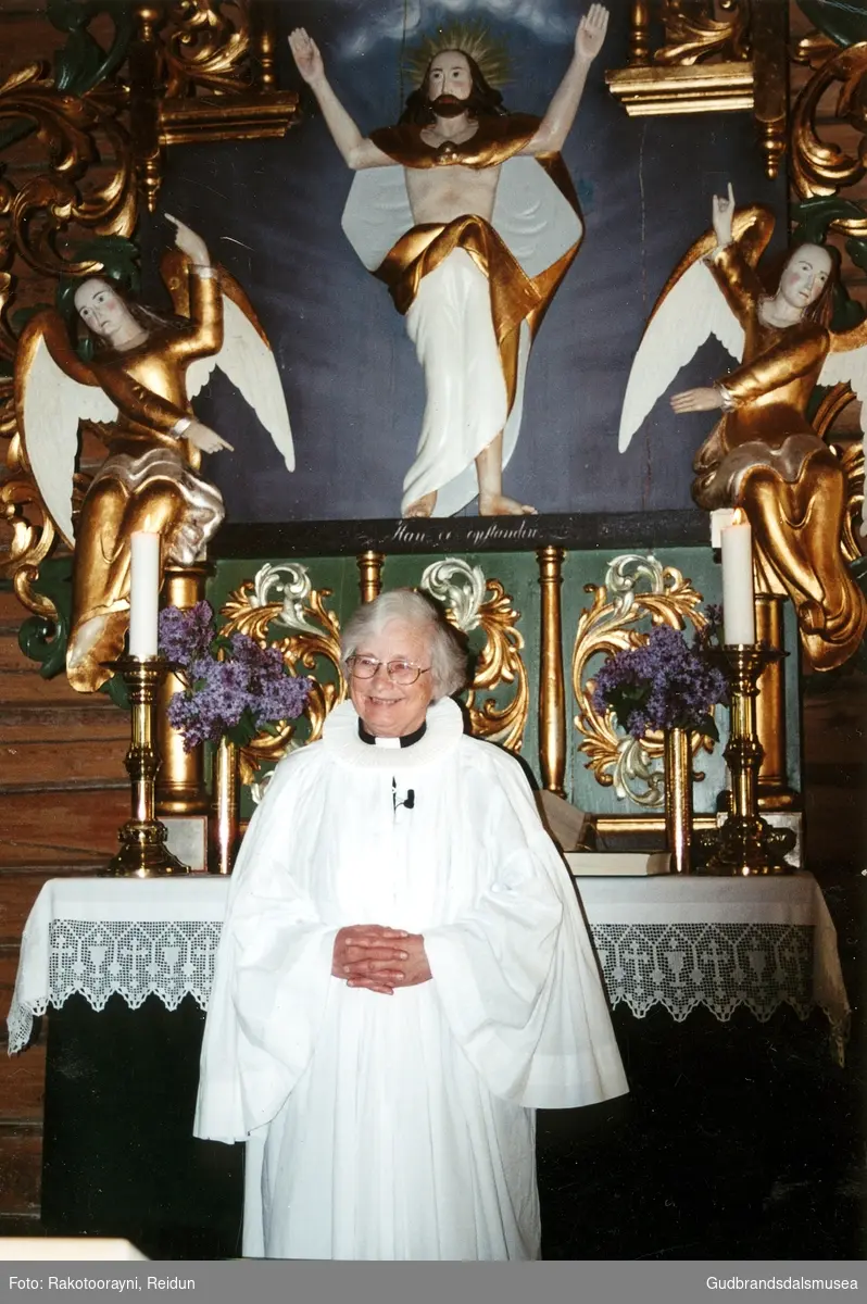 Sokneprest Solveig Røysane (f. 1934) etter avskjedsgudstenesta i Nordberg kyrkje 14. juli 2001