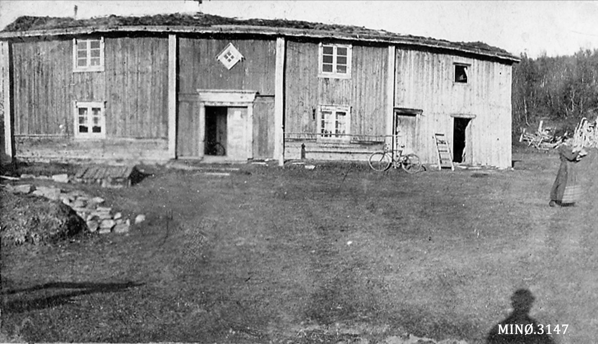 Bolighus på avstand, uprofesjonellt fotografi. 