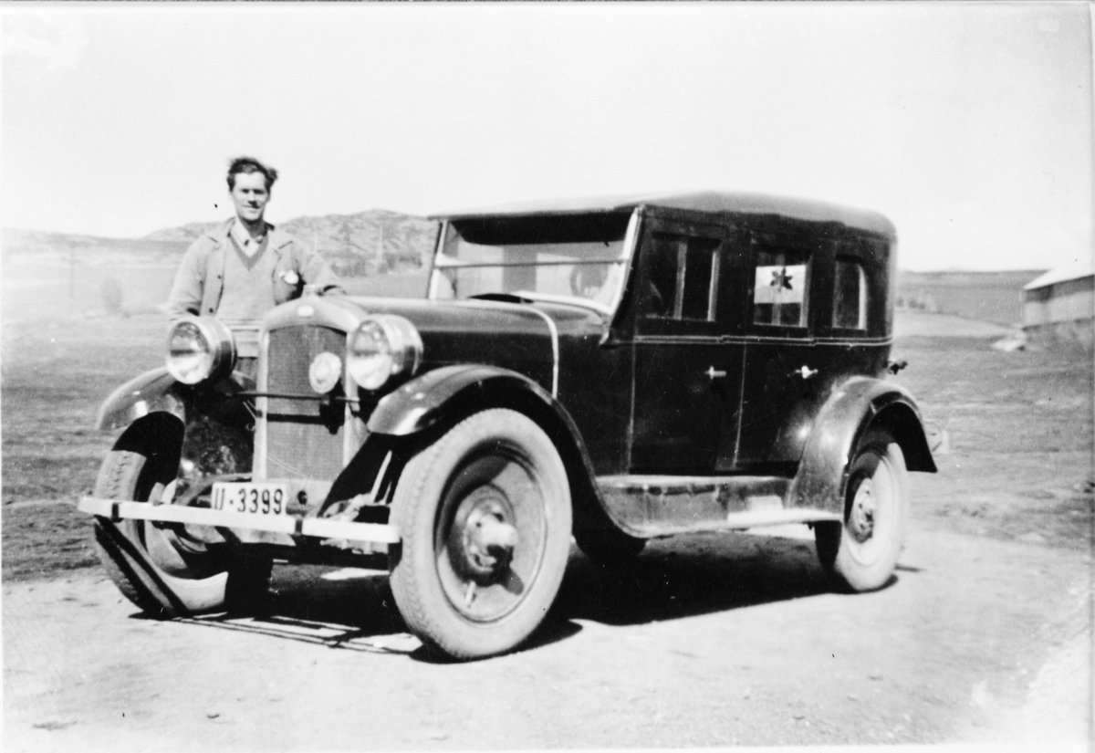 Gunnar Brandvik med drosjebilen sin, Bjugn