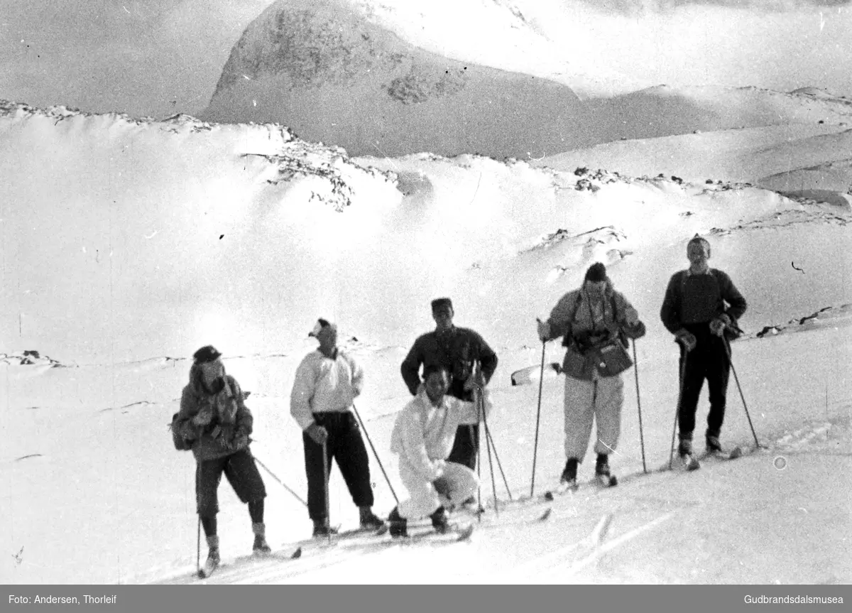 På leiting etter Arne Moe Nilssen i Tverrådalen mot Tverrådalskyrkja ...