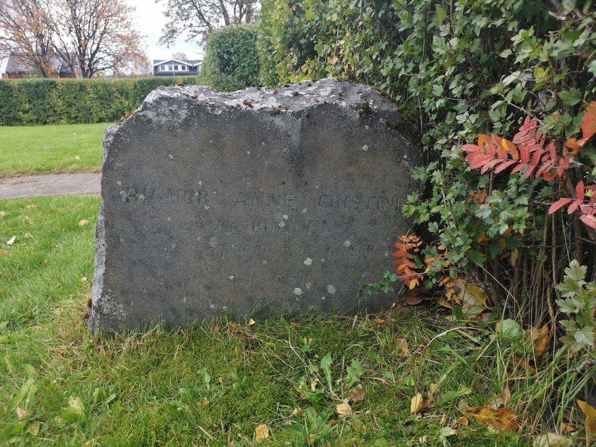 Gravminne på Mo kirkegård (Rana) over Rigmor Anne Gristine von Qualen (1913–1944). Grava ligger like innenfor hekken som omkranser feltet med britiske og sovjetiske krigsgraver.