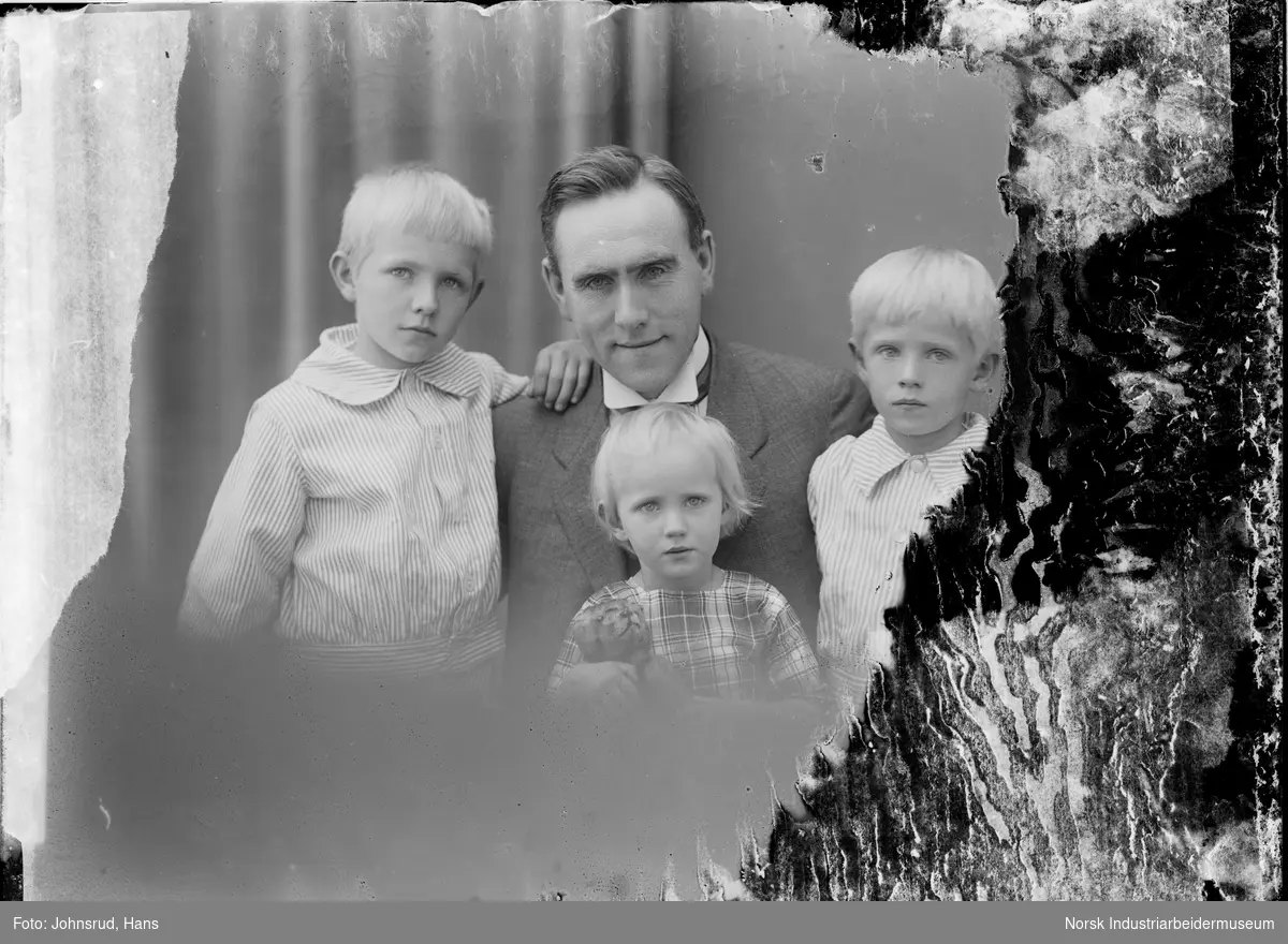 Portrett av Direktør Sandvold i dress og tre barn