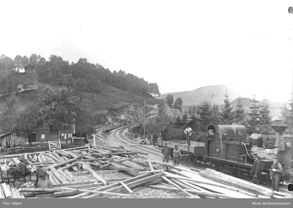 Anleggsarbeide ved Vossebanens ombygging; damplokomotiv type I med stakevogn på stasjonen
