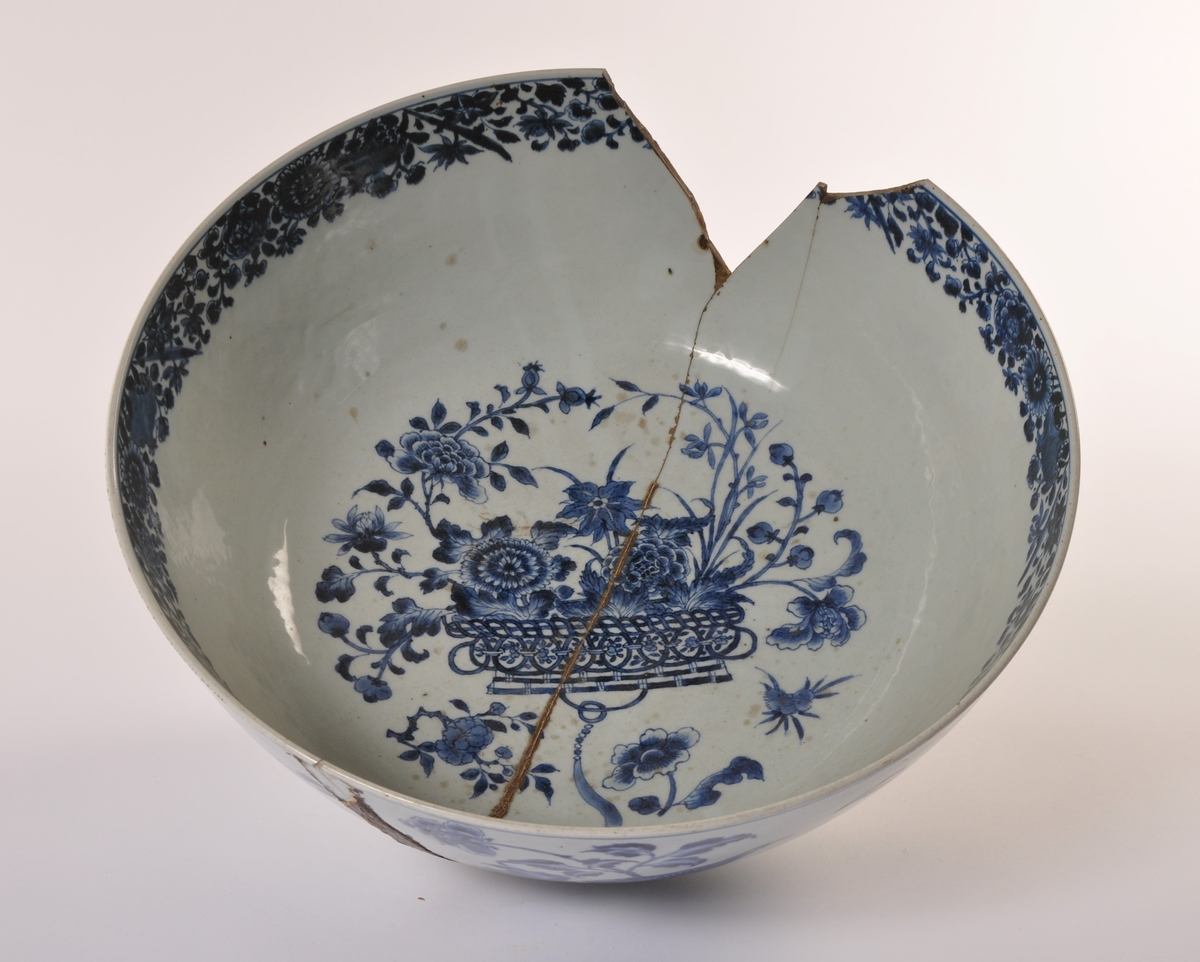 Stor rund punsjbolle i fajanse, glassert i hvitt med blått fugl- og blomsterdekor. D 41. cm.