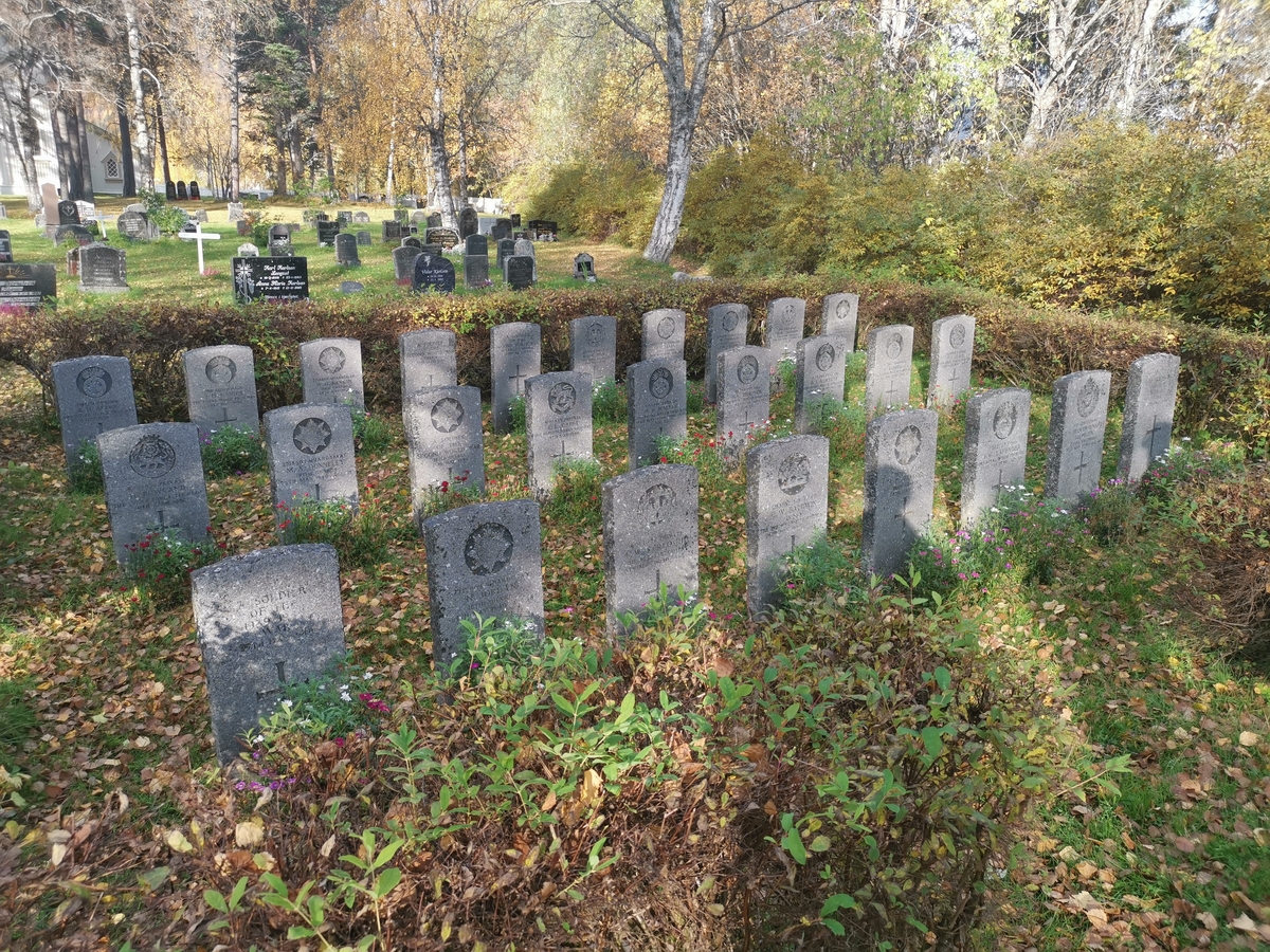 Britiske krigsgraver på Saltdal kirkegård, Rognan. 27 falne fra 2. verdenskrig er gravlagt i et eget felt på kirkegården. Gravene er markert med indviduelle gravminner.