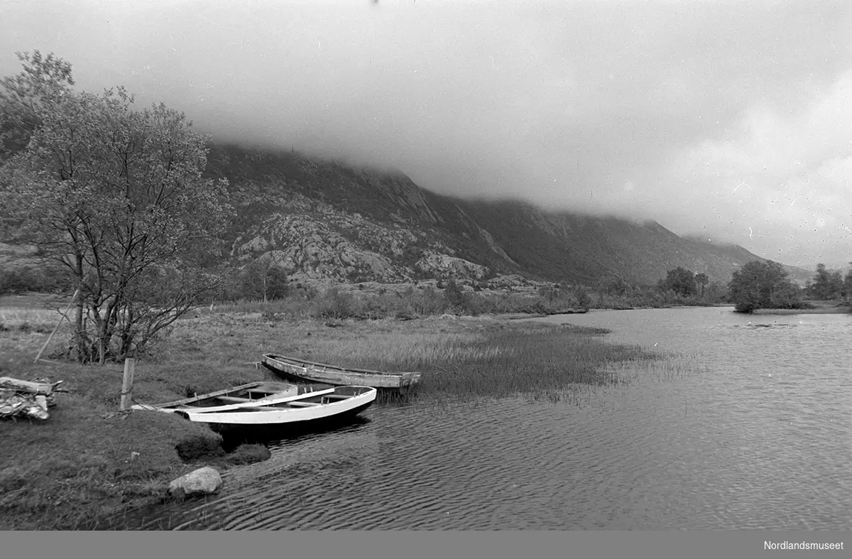 Strandå Kjerringøy. Ved fjæra. 3 robåter ved vannkanten.