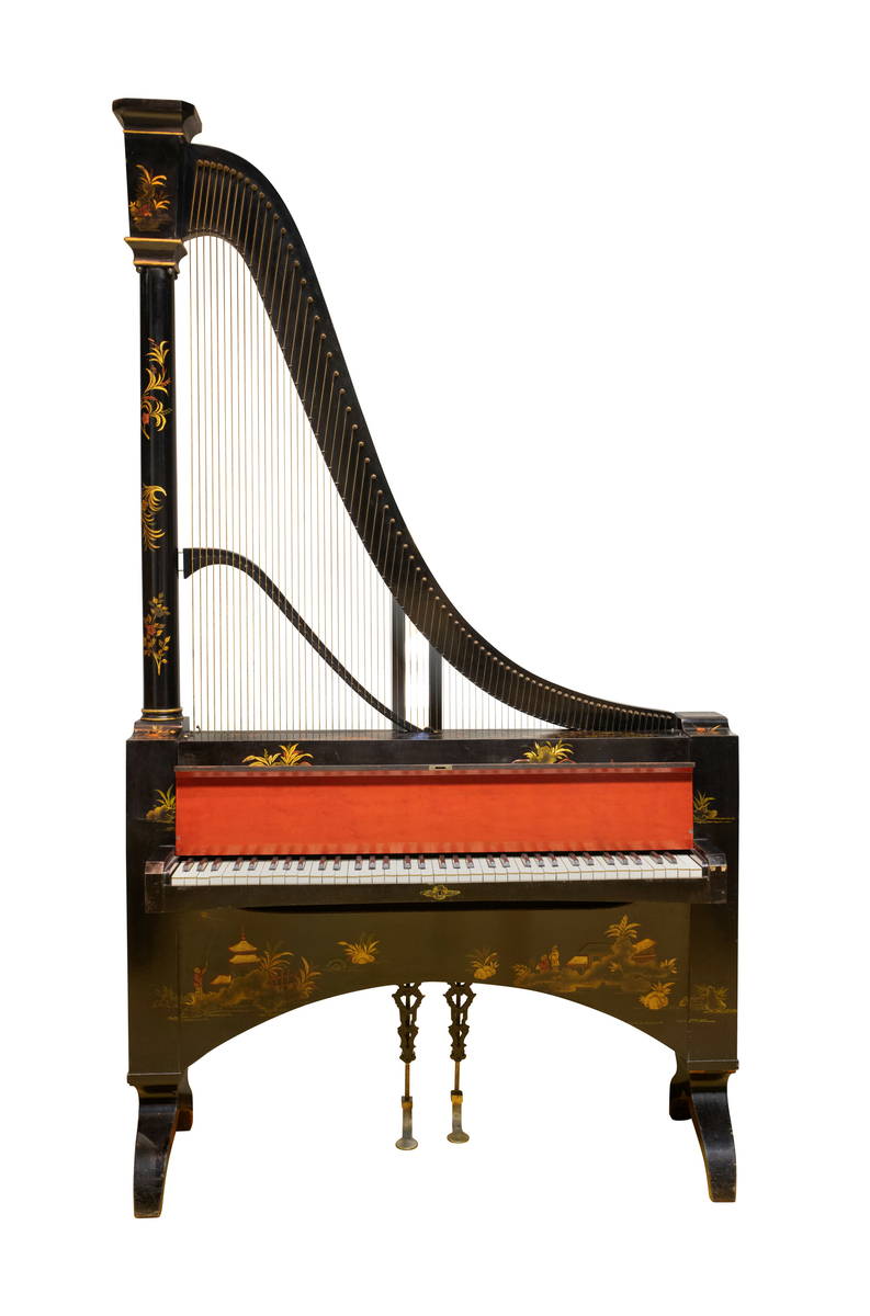 Klaverinstrument med harpe i Napoleon III-stil. Omfang:  FF - f'''' (6 oktaver). 
Ytre form omtrent som rettvinklet trekant, strengene er synlif over tastaturet. Treverket er sortlakkert med kineserier i flerfarget lakk: hus, fugler og landskapsmotiv. Lokket over tangentene er rødlakkert innvendig. Strengerammens rette bassflanke danner en søyle med kapitel og base. I stedet for ben har instrumentet to sigdformete støtter (krummingen nedoverbøyd). 
Mekanikk: Dietz klaverharpemekanikk. To pedaler: en forte- og en demperpedal. 
Tastebelegg: overtastene ibenholt, undertastene elfenben.