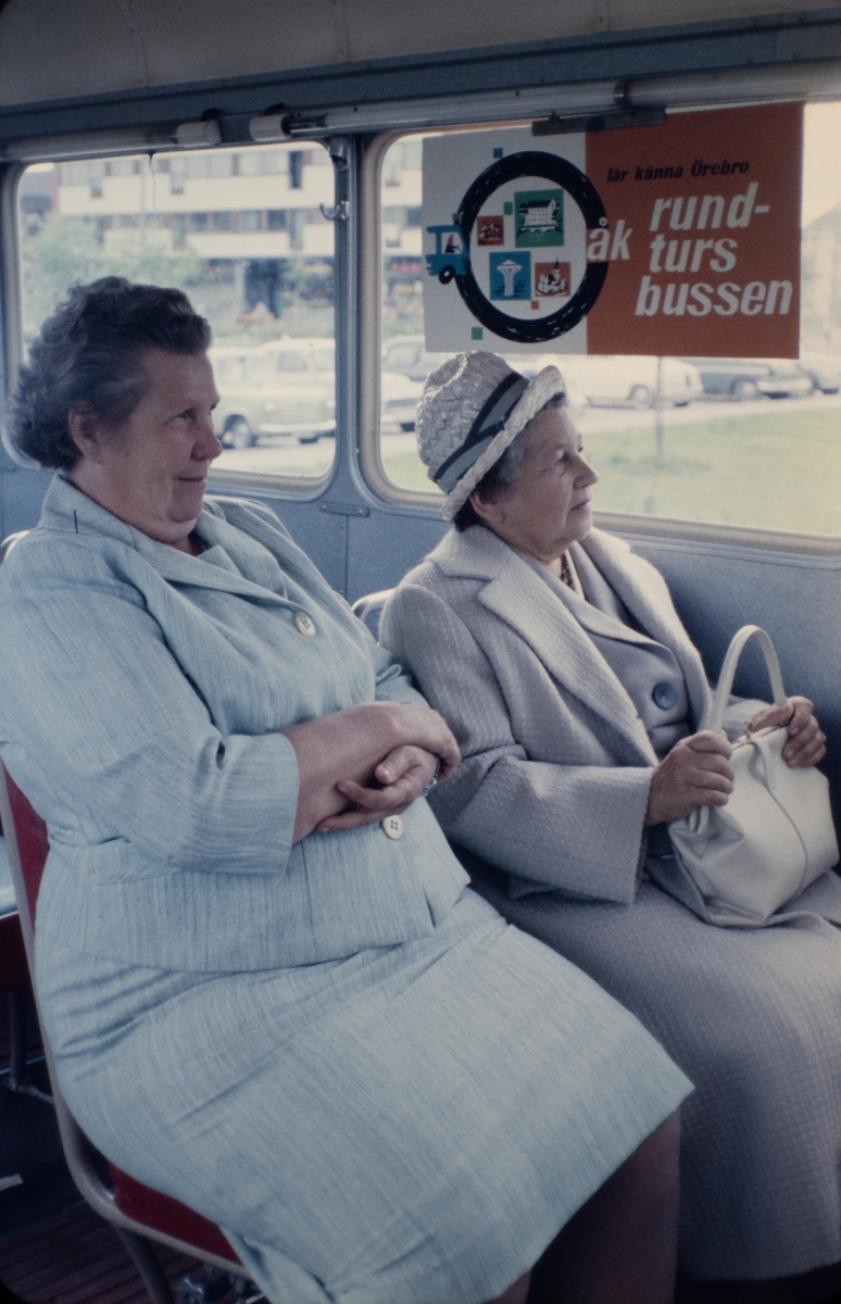 Mamma och Linnéa Johansson i bussen.