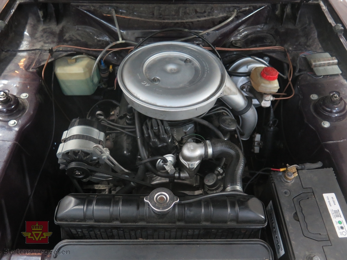 Ford Capri 3000 GTE. 2-dørs kupé karosseri med lilla metallic lakk og svart vinyltak. Svart innvendig. Bilen har en vannavkjølt, bensindrevet 6-sylindret V-motor. Motorytelse/effekt 128 hk (SAE). To aksler, bakhjulstrekk. 4- trinns manuell med girspak i gulvet. Antall sitteplasser er 4. Skivebremser foran og tromler bak. 12 volts elektrisk system med negativ pol til gods.
Bilen har gjennomgått en full restaurering og fremstår som strøken både utvendig og innvendig.