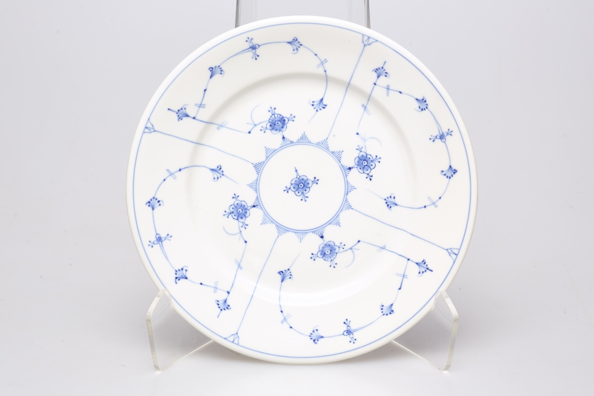 13 hvite tallerkener fra Porsgrund, dekorert med blått stråmønster.