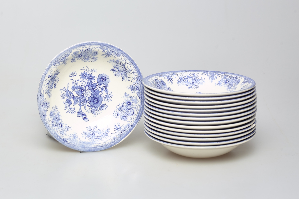 15 hvite, dype tallerkener, dekorert med blått fasanmønster.