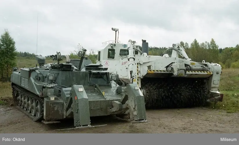 IKV (infanteri kanon vagn 90) minröjning prototype och Försöksvagn (strv 103) med ”minröjningsaggregat Gluff-Gluff”.