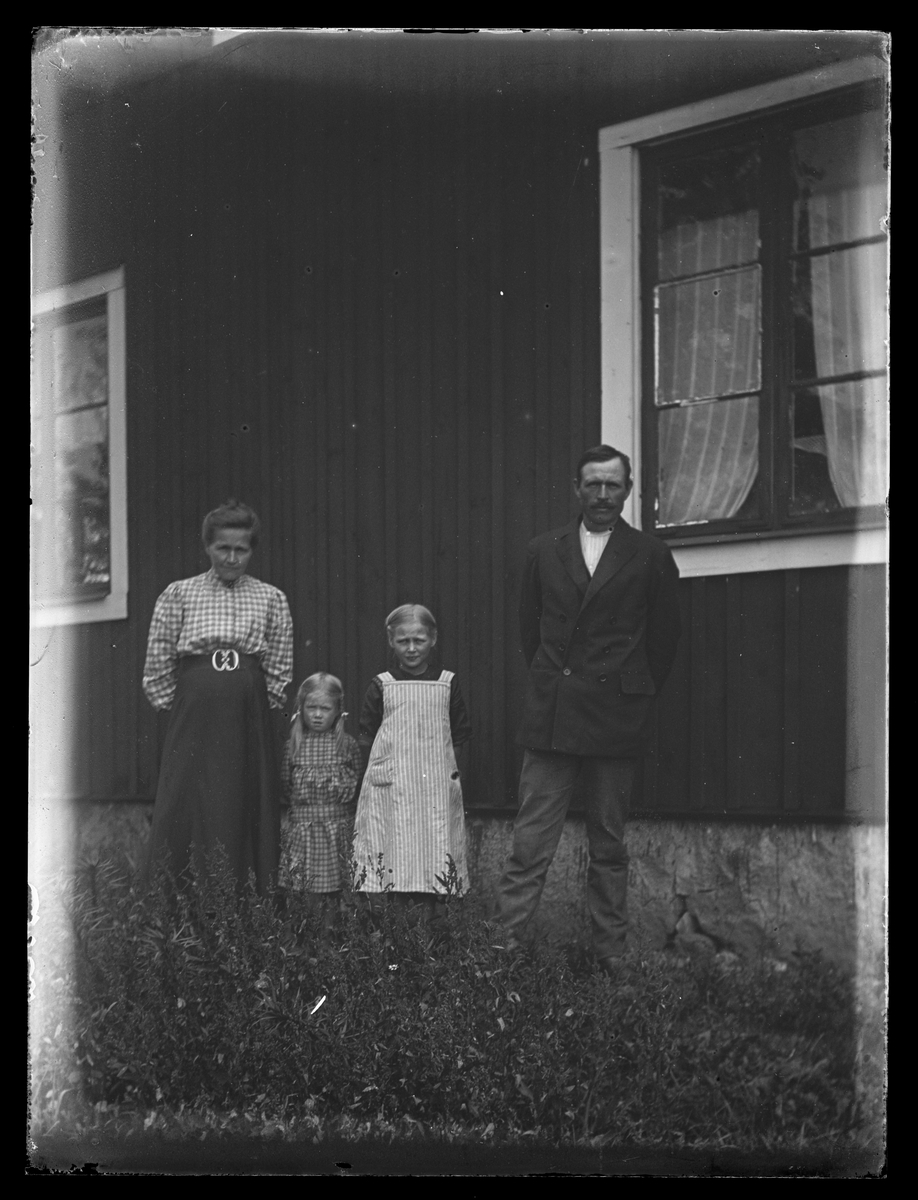 Familj med två döttrar, framför sitt hus, Västerås.