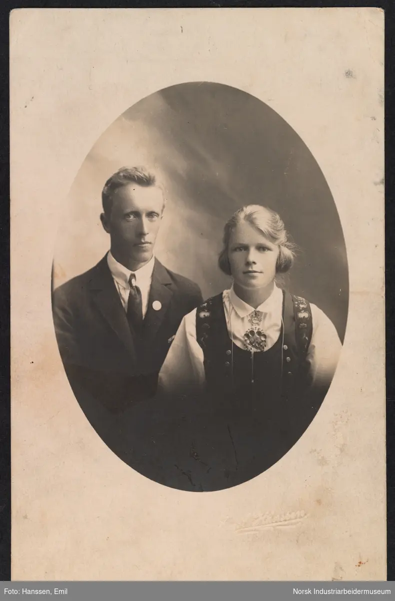 Brudeportrett. Spelemann Gunnar Dahle og kone Sonnev.