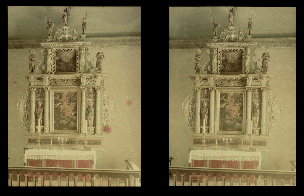 Utskjært altertavle. Tilhører Arkitekt Hans Grendahls samling av stereobilder.