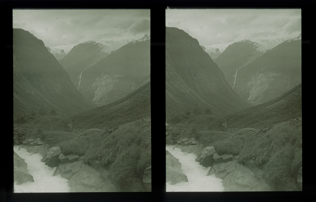 Bødal, dalføre i Nordfjord. Bødalsbreen i bakgrunnen. Tilhører Arkitekt Hans Grendahls samling av stereobilder.