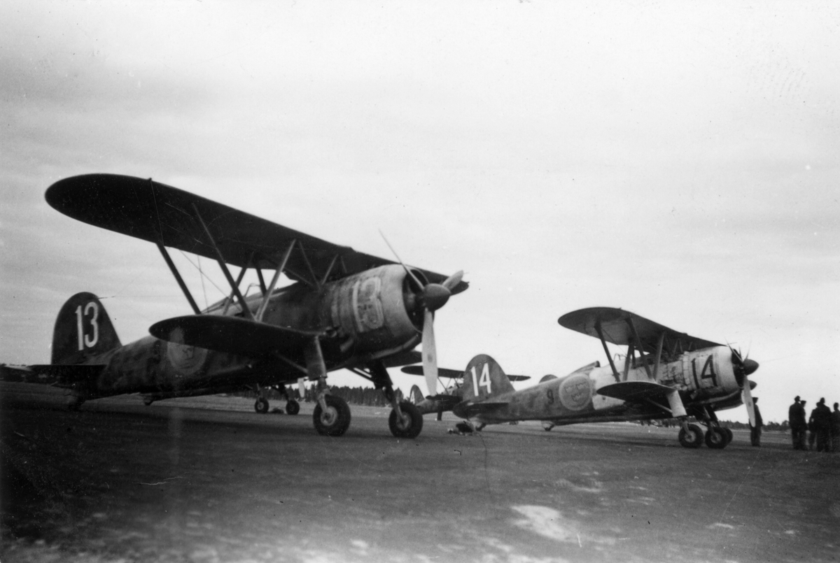 Flygplan J 11 tillhörande F 9, står på F 21 Kallax, omkring 1942.

Bildtext vid foto: "Kallax."

Foto skannat ur album: 'Minnen från Min kommistid 1940-1944'