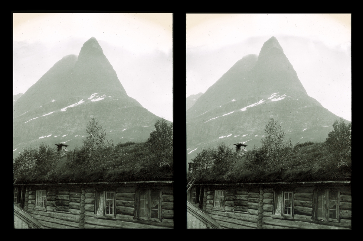 Hyttetak foran Innerdalstårnet. Tilhører Arkitekt Hans Grendahls samling av stereobilder.