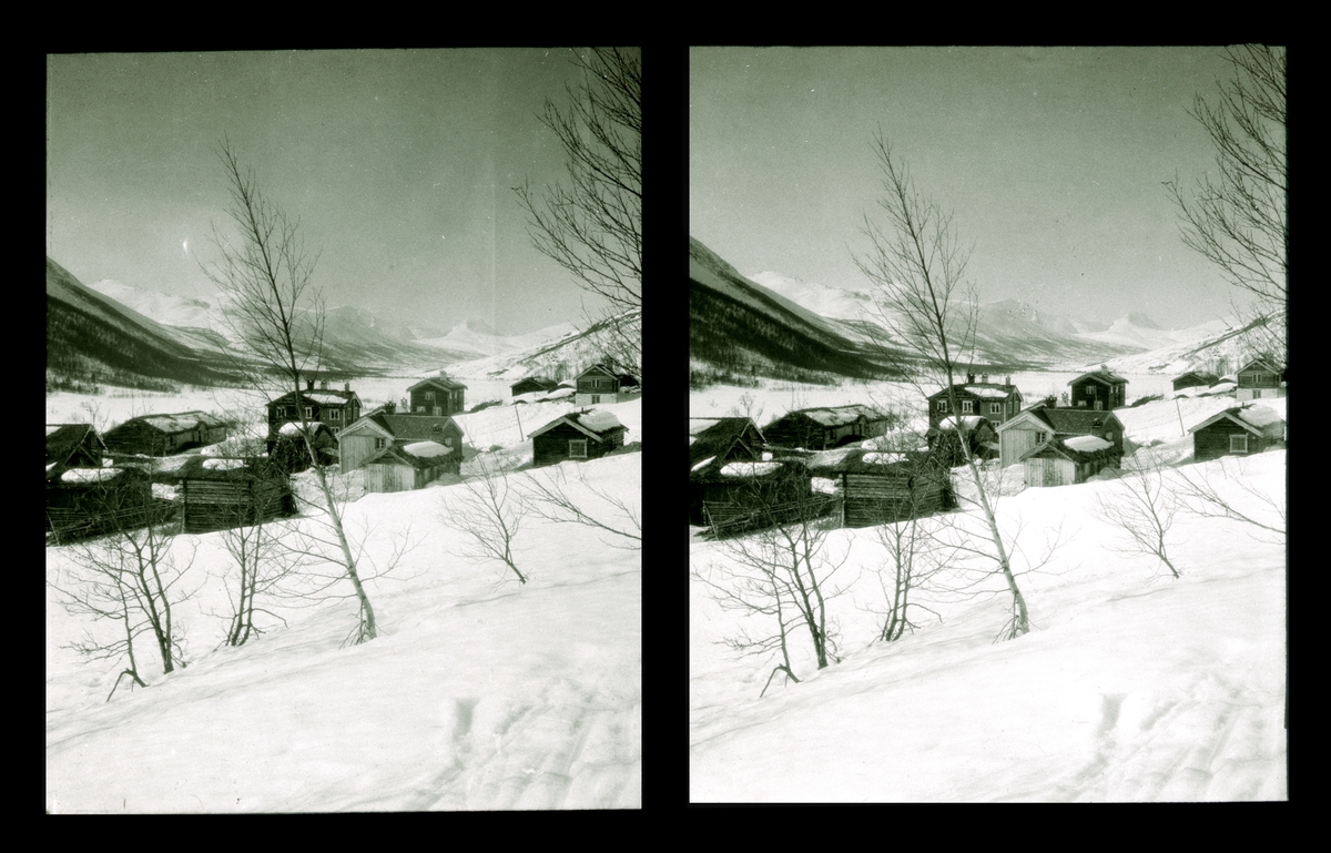 Gårdsbygninger i vinterlandskap. Tilhører Arkitekt Hans Grendahls samling av stereobilder.