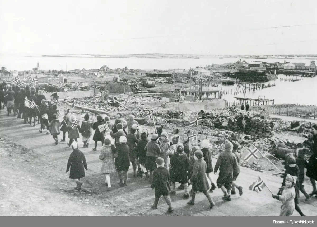 Barnetoget i Vadsø i 17. mai, 1945.