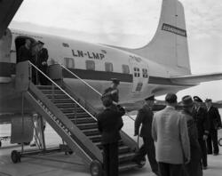 Passasjerene på SAS'  DC-6B "Leif Viking" forlater flyet i f