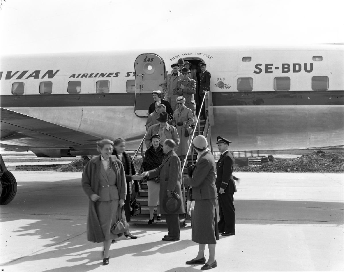 Passasjerene på SAS' DC-6B, SE-BDU "Erik Viking" forlater flyet i forbindelse med en mellomlanding på Bodø flyplass den 11. mai 1955.