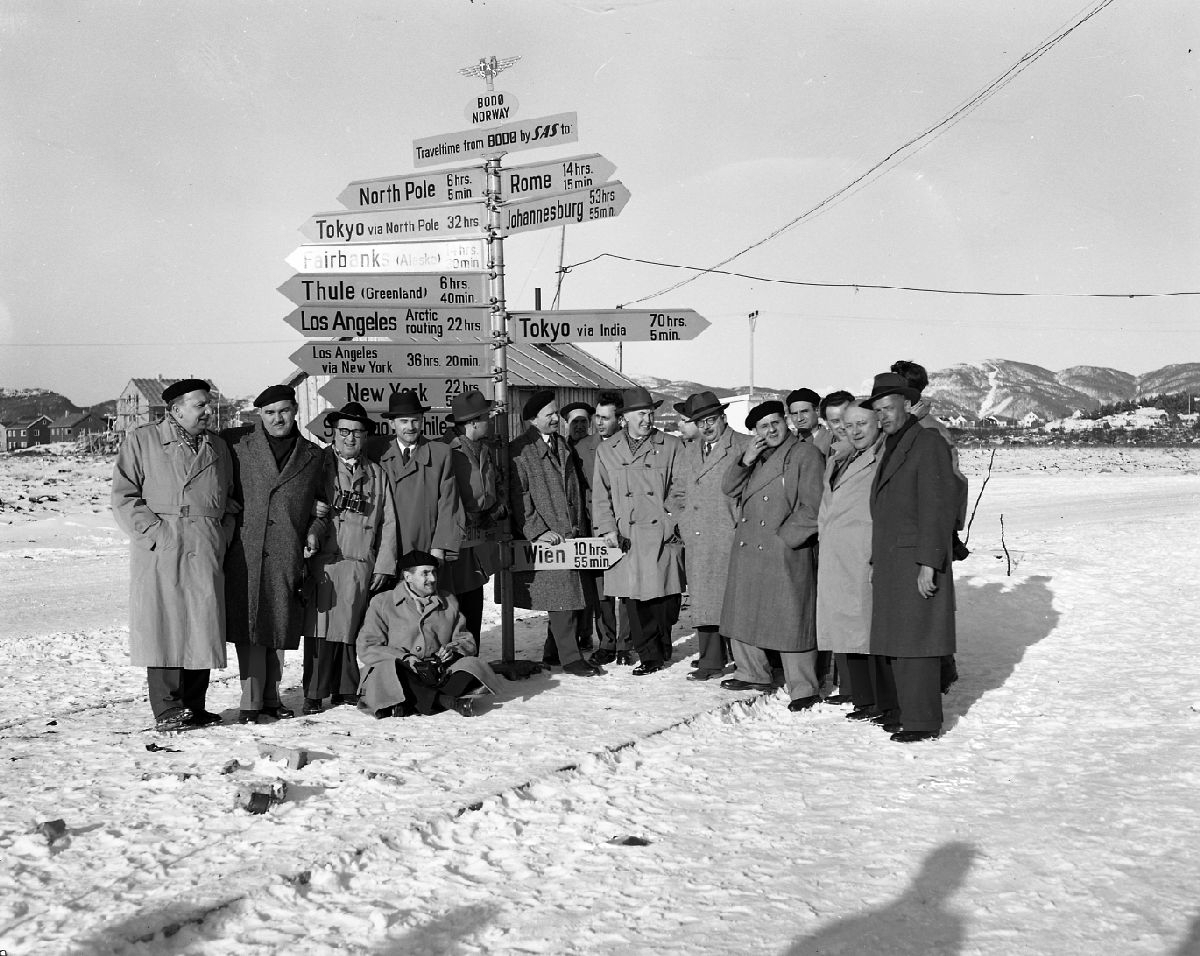 Medlemmer fra Wienerfilharmonikerne poserer foran veiviseren i Bodø.