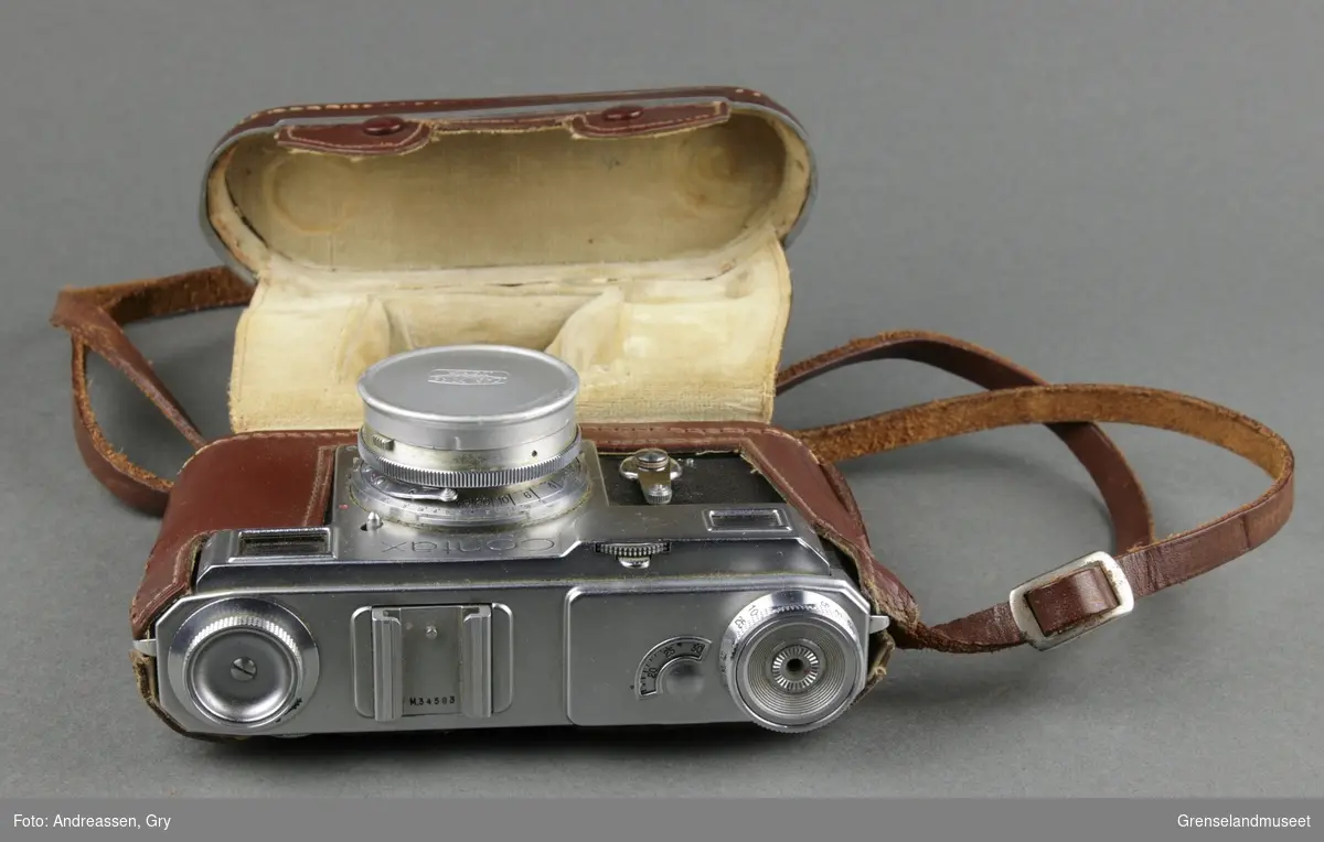 Et fotografiapparat av typen Zeiss Ikon Contax 1781/8 fra 1940/41, med linse og brunt læretui.