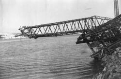 Restene av Vestre bro, Kirkenes, 8. april 1946.