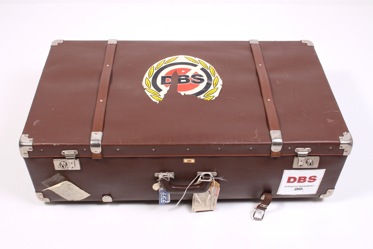 Koffert brukt av ansatt hos Øglænd. Med klistremerker, bl.a. med DBS-motiv.