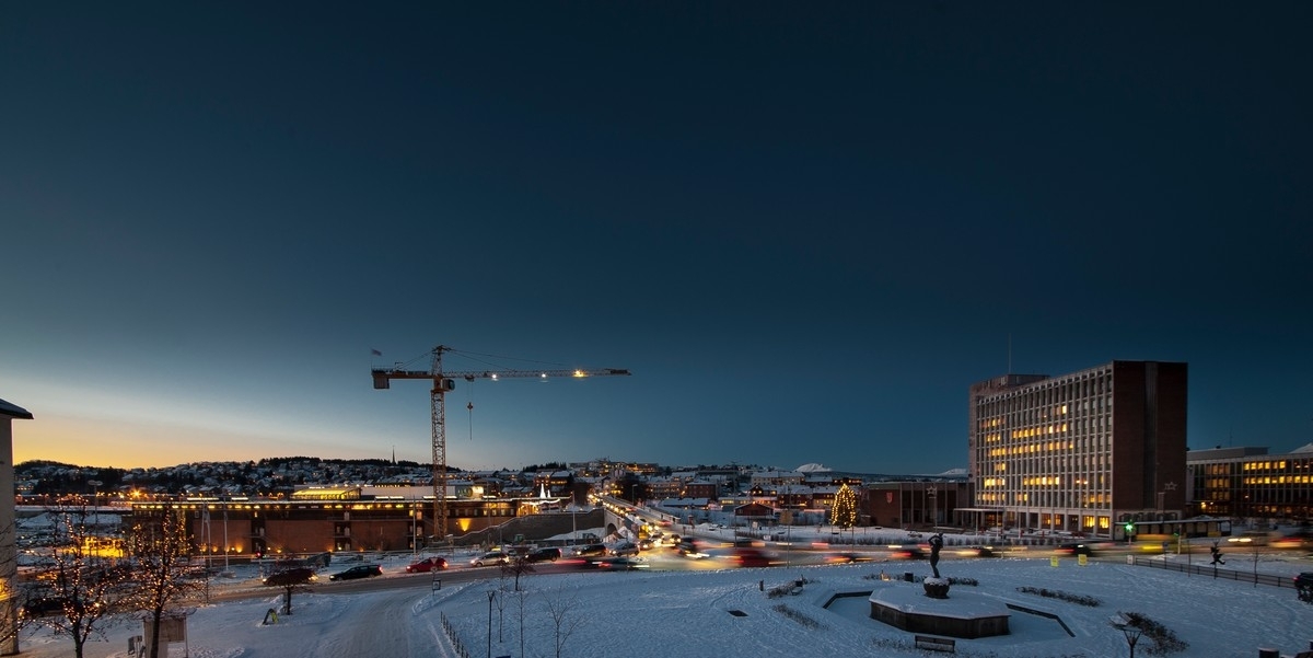 Narvik sentrum, mørketid. 22. desember 2014. Bygging av det fjerde hjørnet med byggekran.  Rådhuset til høyre.