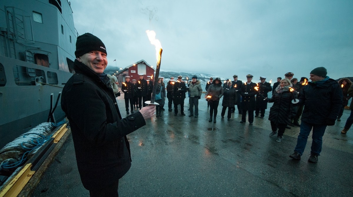 Ulf Eirik Torgersen, sjef på Narvik krigsmuseum, holder tale om hendingene på Narvik havn. 75 års-minne-markering av krigsutbruddet 9. april, Narvik havn kl 1930. Fakkeltog fra pir 1 til Valhallaparken.