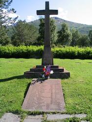 Krigsminne, Narvik kirkegård. Foto 16. juli 2004.