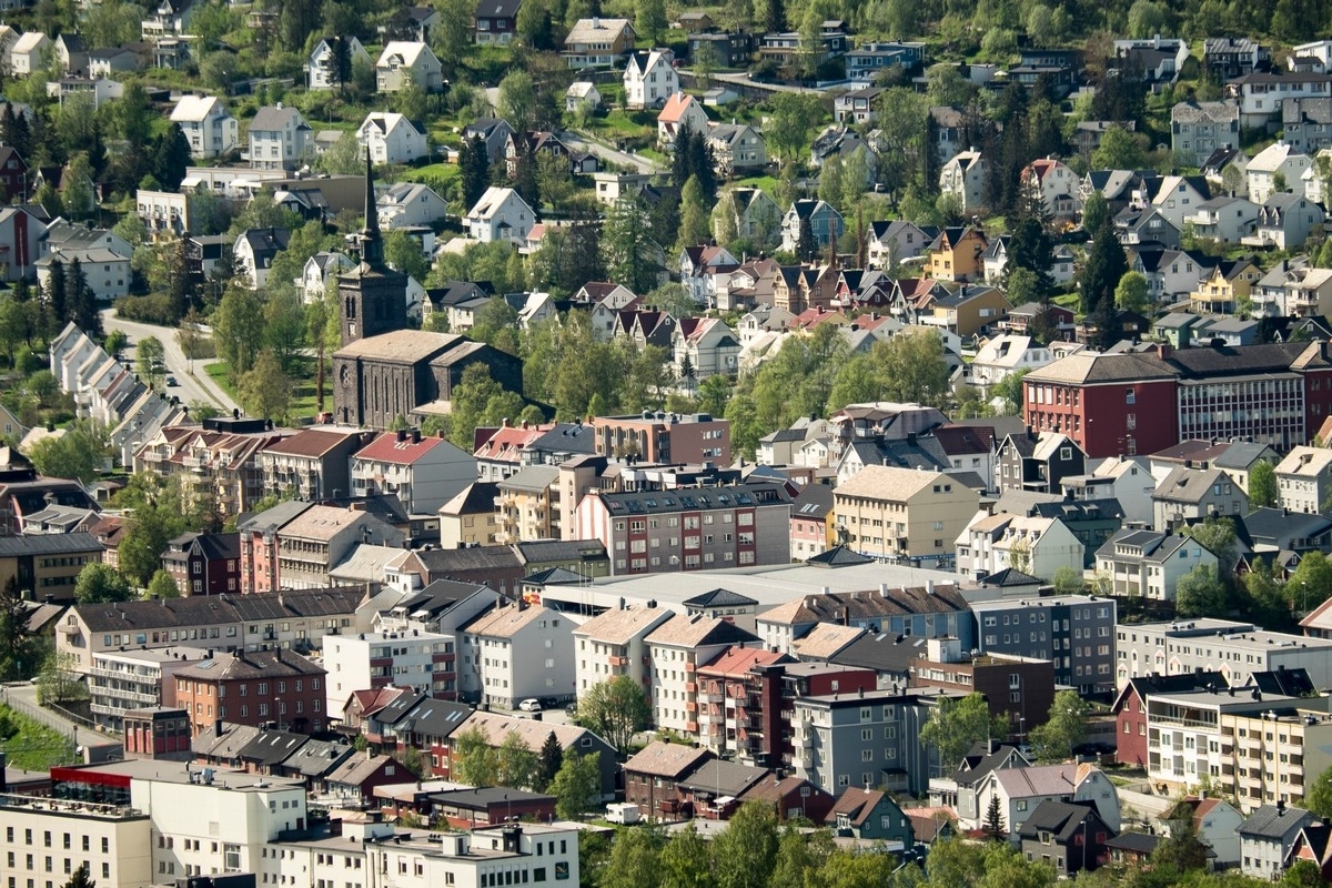 Deler av Frydenlund og Framnes. Narvik kirke i midten. Foto fra Tøttadalen. 27 mai 2016