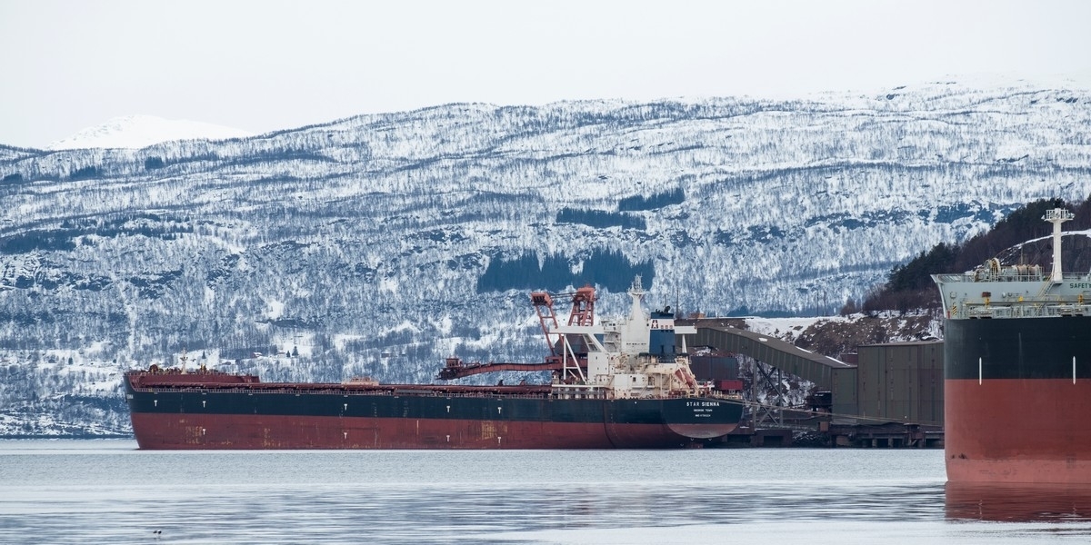 Malmskip ved LKABs gai 5 i Narvik. Malmskipet Star Sienna. Vi er vant til store skip på Narvik havn. Dette er en av dem, og den ligger i "toppsiktet" med noen centimeter både på lengde og bredde: Gross Tonnage:  108237. Deadweight:  208000 t. Length Overall x Breadth.  Extreme:  299.88m × 50m. Year Built:  2017. Til høyre baugen på Cape Genesis.. Foto 15. mars 2019