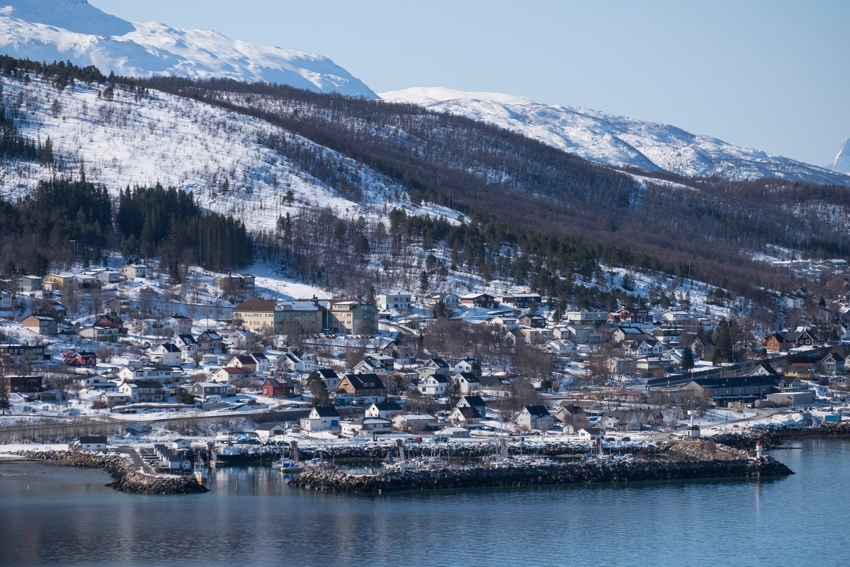 Ankenes, småbåthavn og molo. Større bygning midt på bildet er alders/sykehjem. Foto fra Framnesodden i Narvik. Foto 10. april 2019.