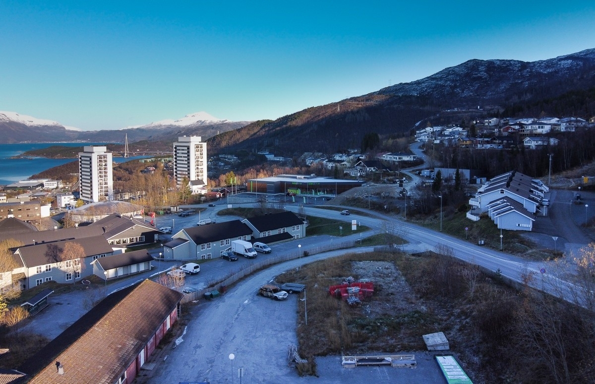 Ny blokk i Skistua? Selskapet Alpinveien Bolig AS ønsker å bygge leiligheter i blokk på Alpinveien 1, borterste del av tidligere asylmottak-tomta. Det planlegges inntil 50 leiligheter, halvparten under 50 m2 og halvparten over. Dronefoto 19. okt 2020.