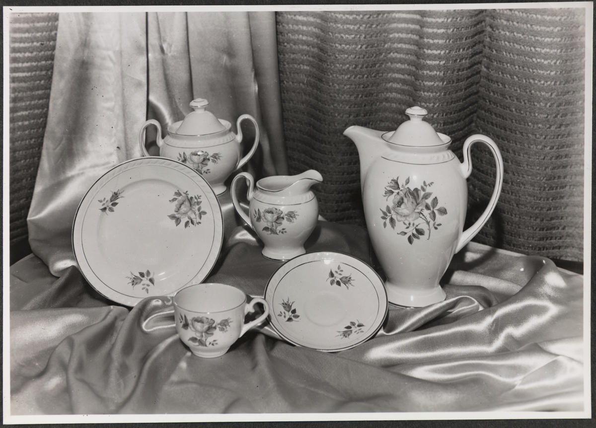 Serviset "Rose" på modell "Skaugum", fra Stavangerflint A/S. Avbildede objekter viser en tallerken, kopp med underskål, kaffekanne, fløtemugge og sukkerskål.