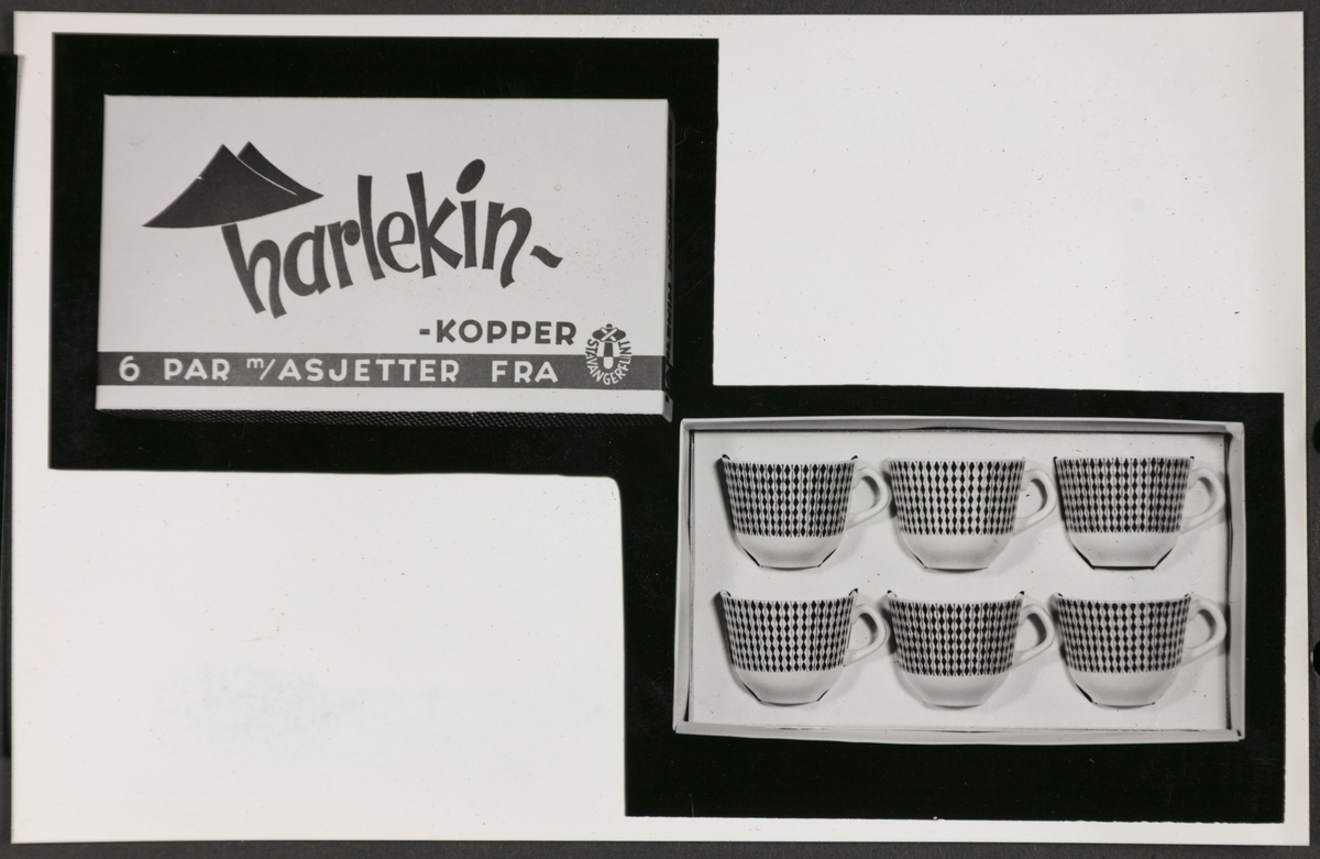 Serviset "Harlekin" fra Stavangerflint A/S. Avbildede objekter viser en tallerken og kopp med underskål, samt kopper i eske. 