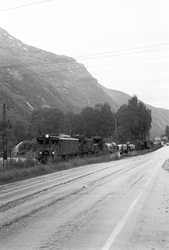 Tog med flere lokomotiv og vogner på Rjukanbanen, ved jernba