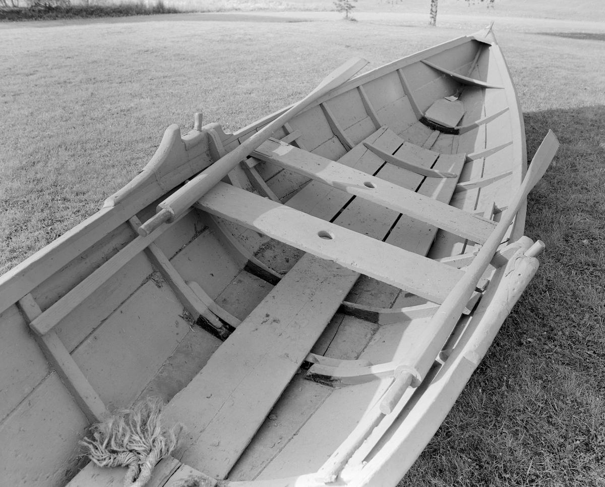 Båten, som er grå- og svartmalt, har tre bordganger og åtte spanter. Det er beslag av jernbånd på toppen av stevnene. Båten har to tofter med hull i. Inne i båten er det merker etter fløterhaker. I tollegangene er det lagt gummi. Årene er gråmalte og har jernbeslag ytterst. Det er brukt profilhøvel på øverkanten av bordgangene innvendig, 4 parallelle striper (båtstrek). 

Tillegg v/ ØV 2. 11. 1994: 

«Under et besøk ved NSM fra Skiptvet kommune i dag har tidligere lensebestyrer ved Glennetangen lense, Arne Skaar, og tidligere skipper på slepebåten «Mørkfos» (Øyeren), Arnt Svartedal (f. 1918), gitt følgende tilleggsopplysninger under en besiktigelse av båten: 

Båten kan være bygd av Jens Fredriksen (Skaar) Aaleskjær, som begynte å bygge båter omkring 1860. Båten er av «gammel type», men den opprinnelige modellen ble bygd i lang tid etter at Jens Fredriksen etablerte seg som båtbygger. Jens Fredriksen hadde sitt første båtbyggeri på Båtstangen på Gjelsnes i Øvre Tune, i enden av Vestvannet, nær Sølvstufossen. En av hans direkte ætlinger, Rolf Kristian Skaar (f. 1945), driver med båtbygging i dag og har samlet en del historisk stoff om sine forfedres virksomhet. Båten (SJF.00830) ble kalt «tobording» da den har to bordganger helt framme i stavnen. Tilsvarende båter hadde også to tolleganger, og det kan være at den fremste tollegangen på vår båt er fjernet. Hullene i tofta og opprinnelig også i bunnfjøla er for feste av seilstang, for båtene ble ofte seilt, med et eget seil i tøy, eller de brukte bunnfjøla i oppreist posisjon. Rommet fremst i stavnen ble kalt «krøkke» (bestemt form «krøkka»). Øivind Vestheim 2. 11. 94.»

Båten er av den typen som kom til nedre deler av Glomma med fløtere fra Drammen, «nersetterbåt» eller «jagerbåt». (15. 05. 03 E. Skjærbakken)