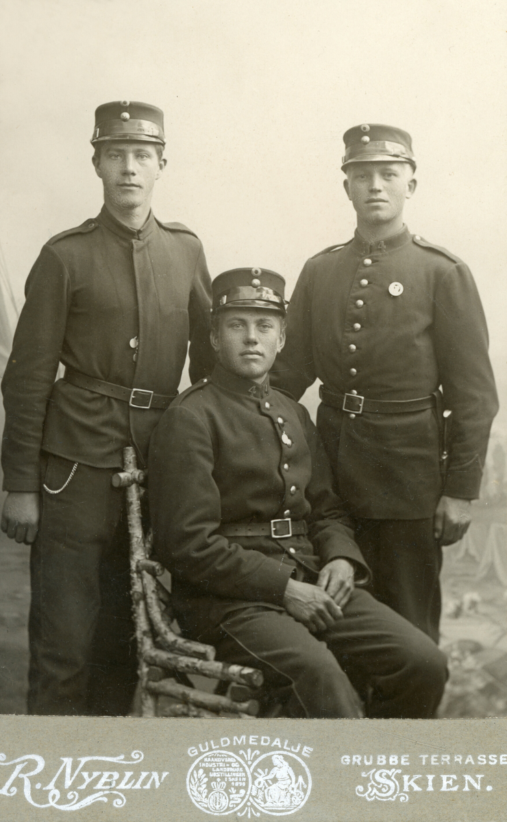 Tre menn i militær uniform