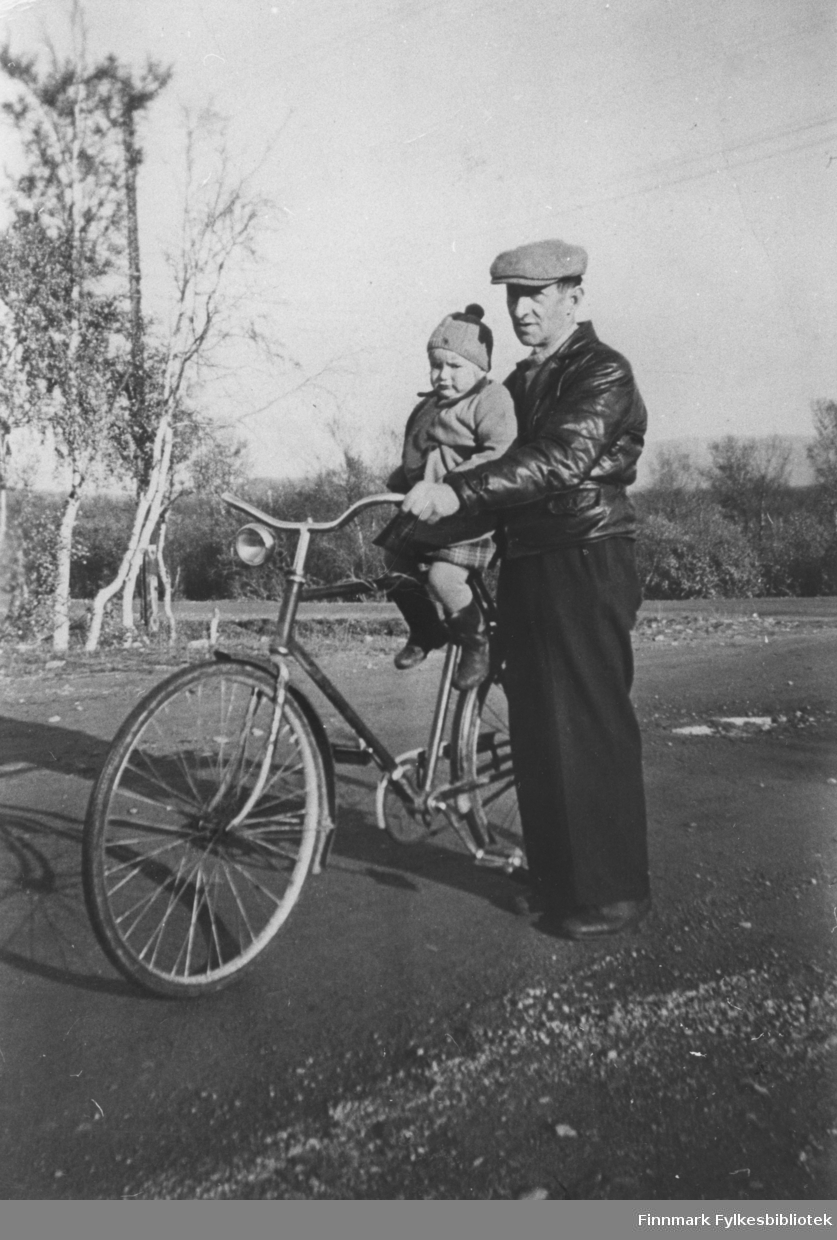 Oppsynsmann Wilhelm Kling med lille jenta Unni Nestvold på sykkelen, i Lakselv 1949.