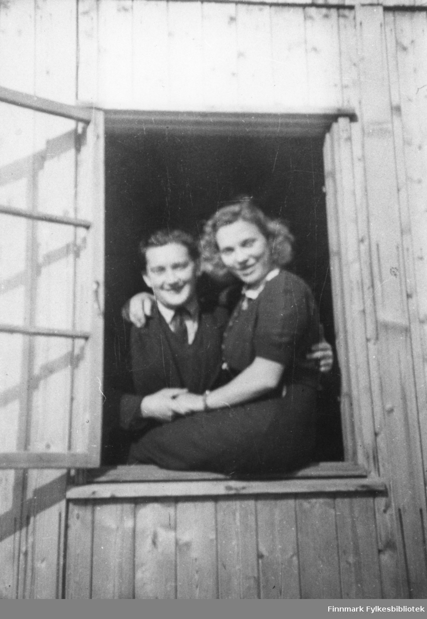 Kristian Arnesen og Anne Lise Posti, fotografert i vinduskarmen på vegkontoret i Elvebakken i Alta, ca. 1947.