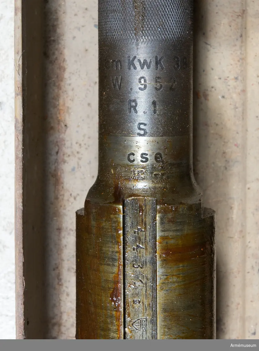 En 20 mm pipa luftvärnskanon 38 MI och en 20 mm pipa till kampfwagenkanone 38, i låda med tillbehör.
