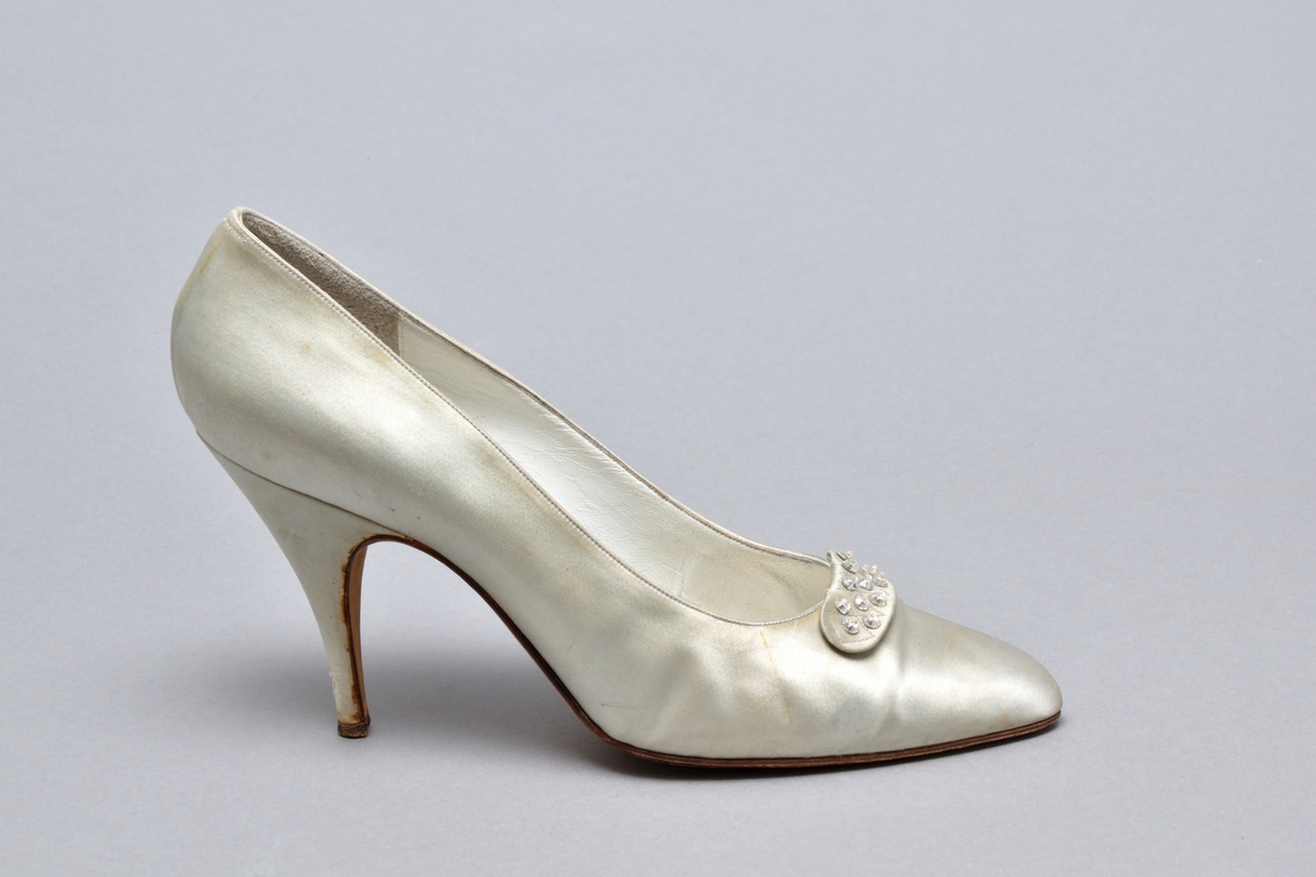 Women's shoes in gray-white silk satin with high heels.
