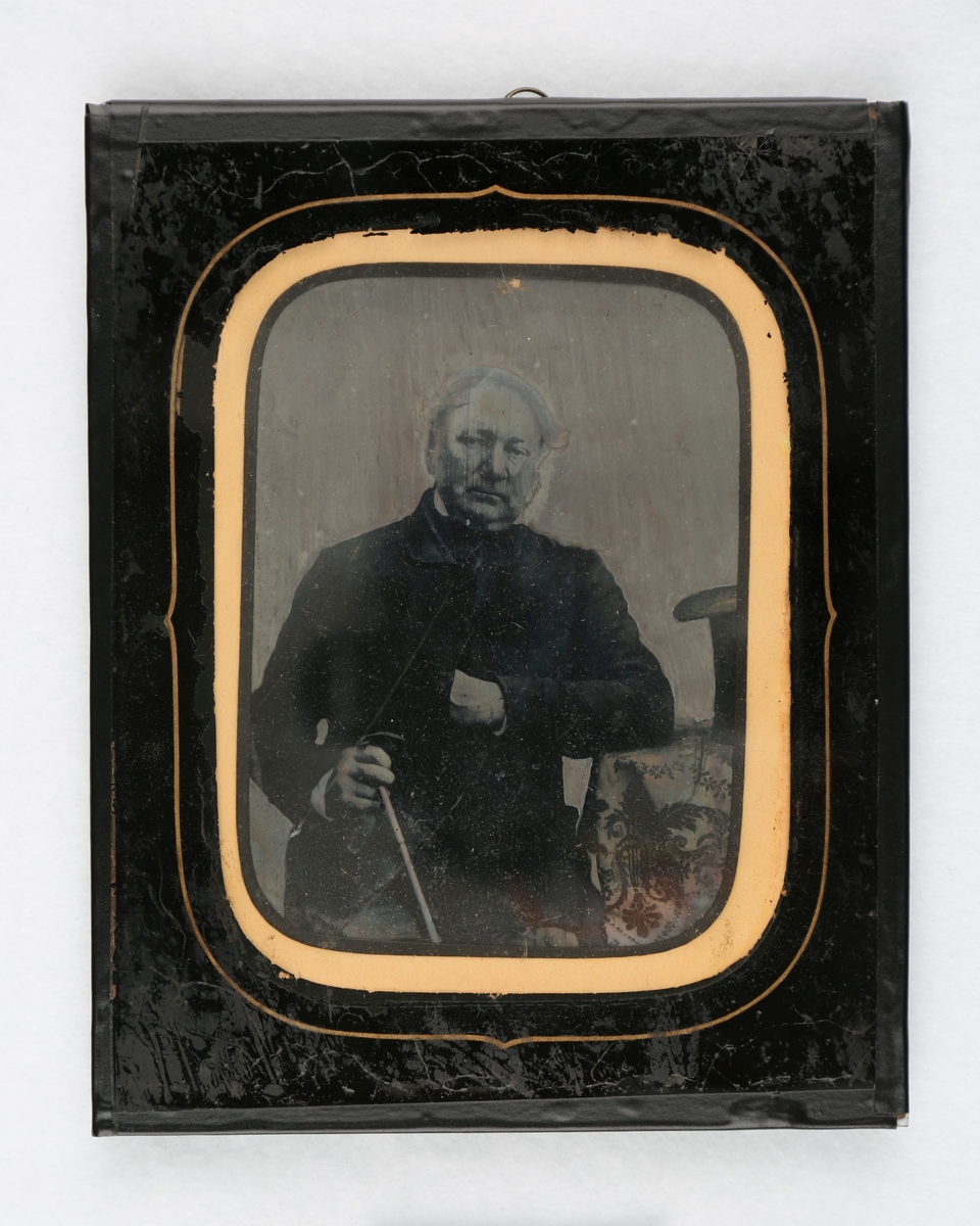 Ambrotypi av kjøpmann Johan Lyder Smith (1805-1861). Han var kjøpmann i Zachariasgården i Bergen og eier av gården Grønnestølen i Fana. Ukjent fotograf.