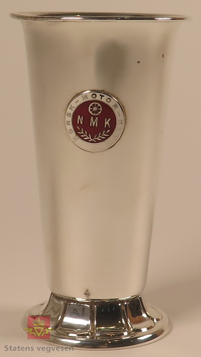 Pokal laget av sølv formet som et beger. Merking: NMK NORSK-MOTOR-KLUB