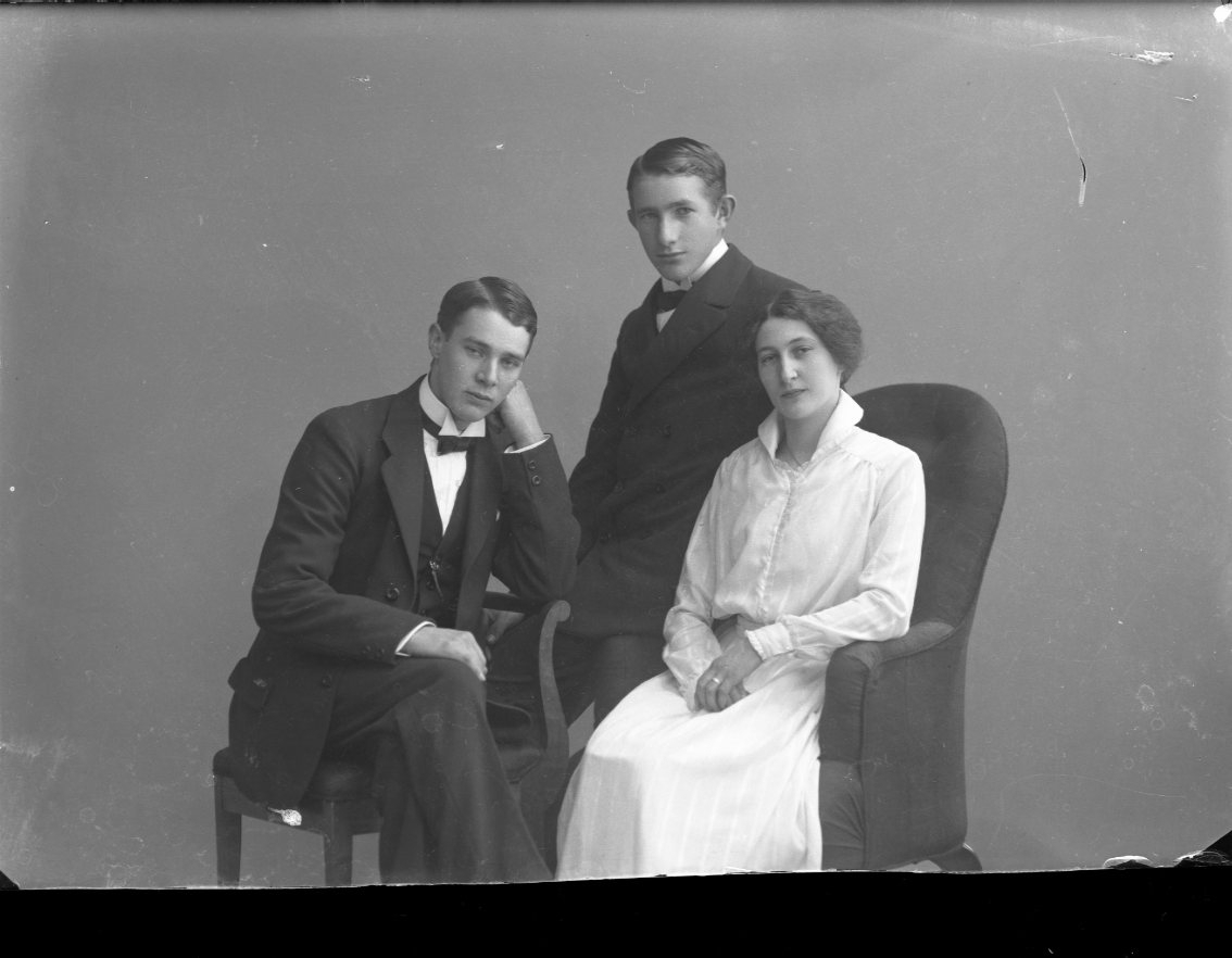 Gruppbild med två unga män och en ung kvinna