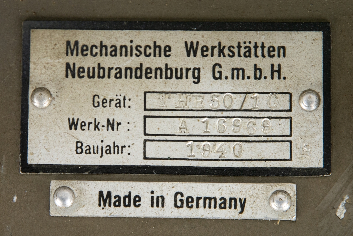Bombställ modell 41 till flygplan S12. Tillverkad 1940 i Tyskland av Mechanische Werkstätten Neubrandenburg.